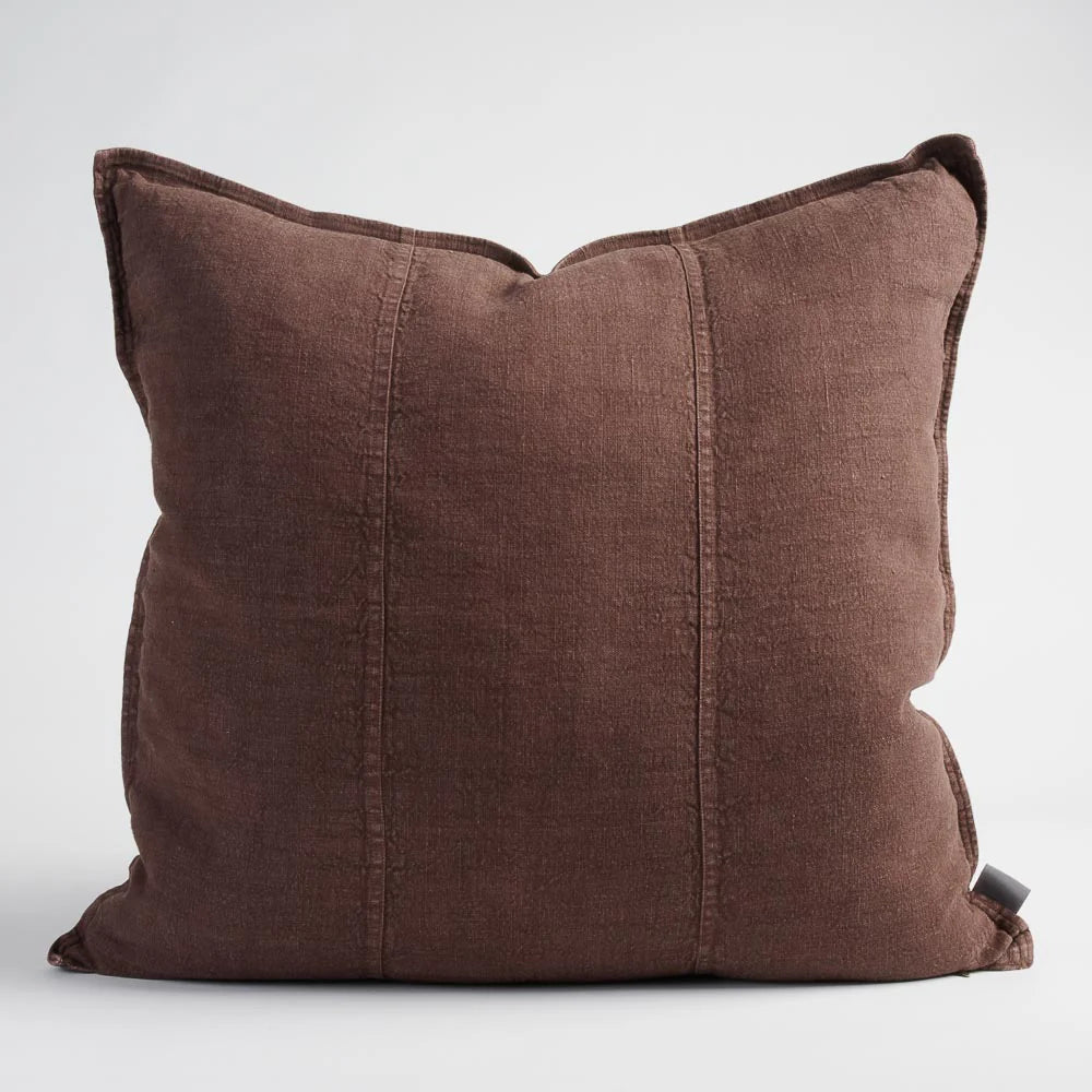 Eadie_Lifestyle_Luca_Linen_Cushion_ECS_23_01_0030_web_jpg.webp